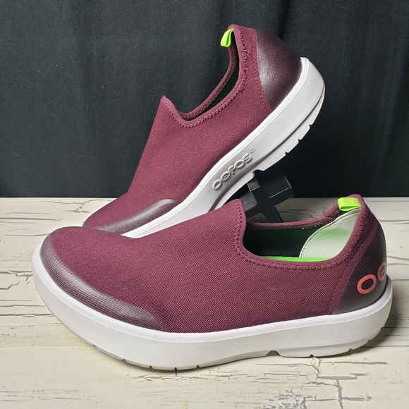 OOFOS Shoes - OOFOS OOmg eeZeeLow Sneakers in Burgundy - Women's size 9.5